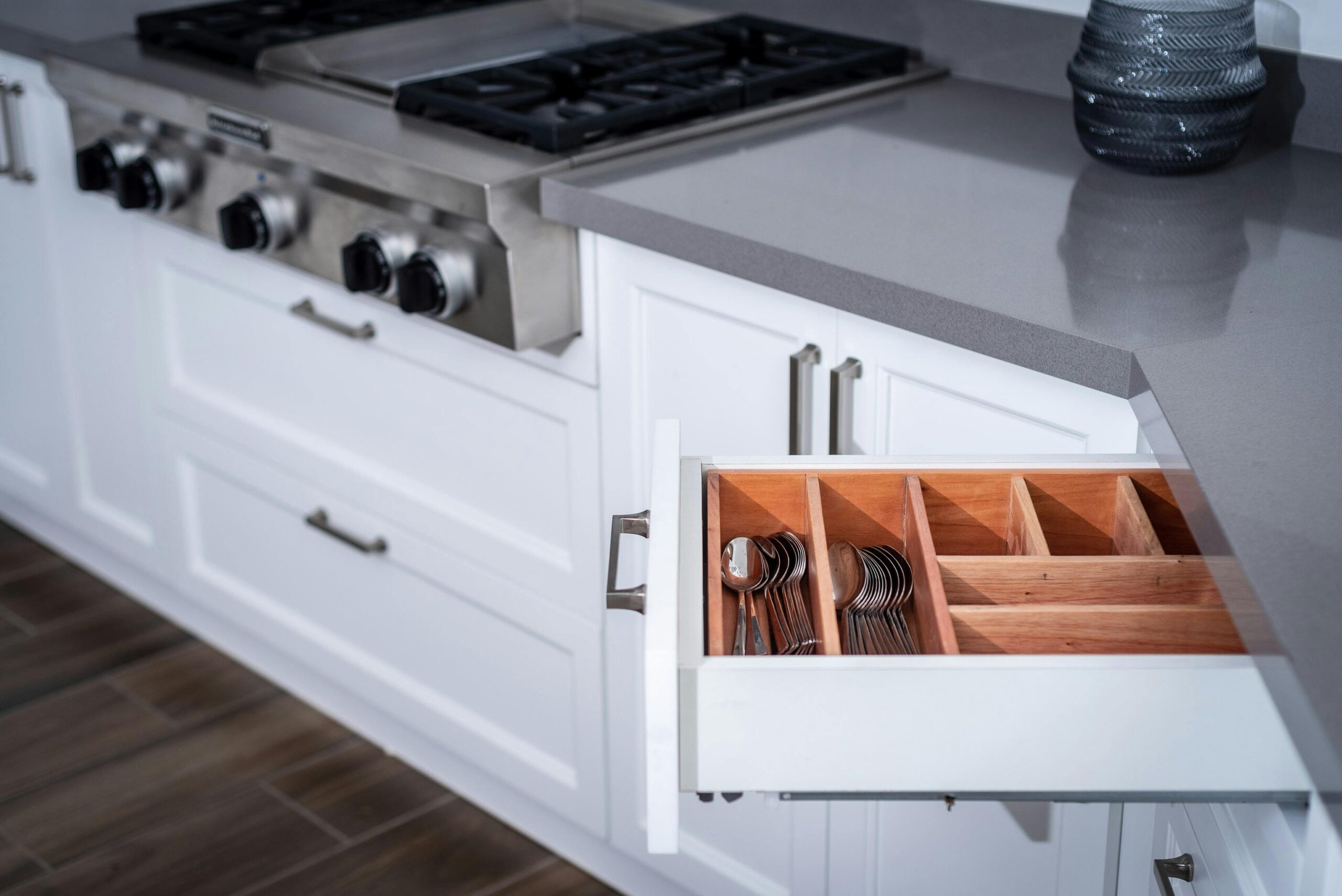 Comment bien organiser les rangements dans une cuisine ?